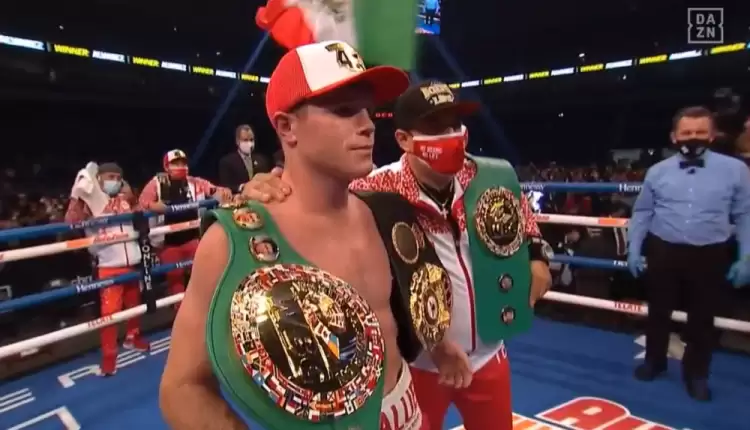 Canelo Alvarez defeats Callum Smith via unanimous decision to win WBC and WBA super Middleweight Championships