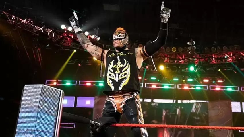 Rey Mysterio signs a new deal with WWE